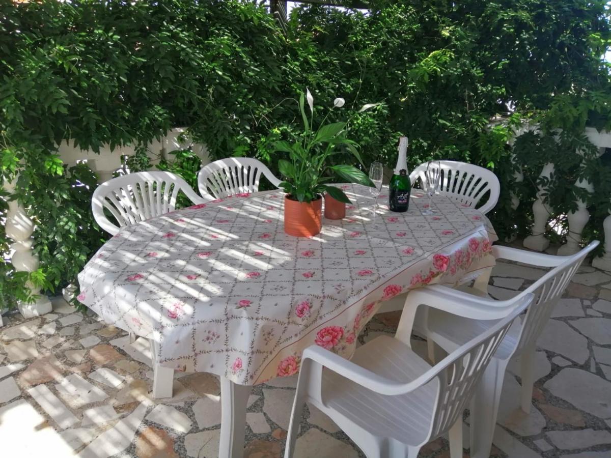 Apartmani Zmiric Primošten المظهر الخارجي الصورة